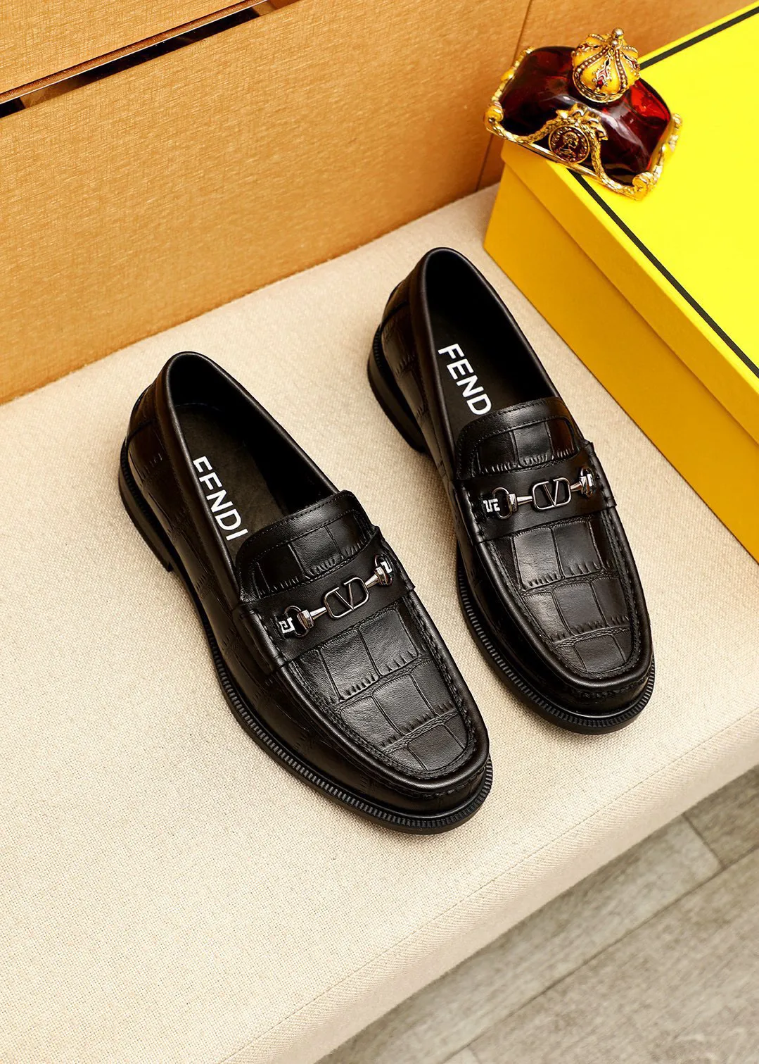 Men's shoes 💰460 💐 Product trademark: FENDI [Fendi] casual leather shoes Regular size: 38-44 (45🉑️customized) Product materials: Selected imported first-layer calfskin embossed upper + luxury hardware buckle, imported cow 🐂 lining. Strong three-dimensional visual effect, rubber outsole Color: 1⃣️color optional